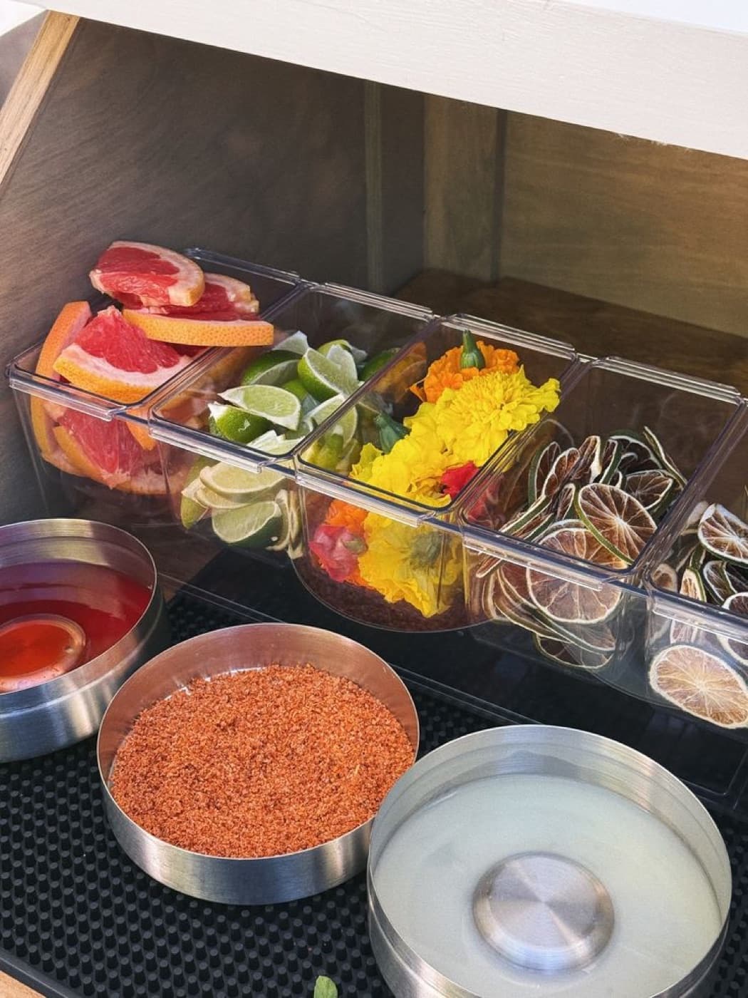 Estación de guarniciones: cítricos, flores comestibles, limones y sales preparados antes del servicio